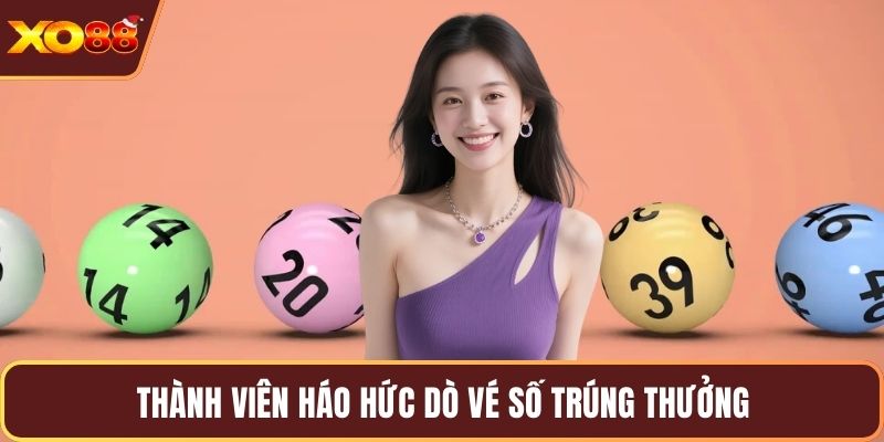 Thành viên háo hức dò vé số trúng thưởng